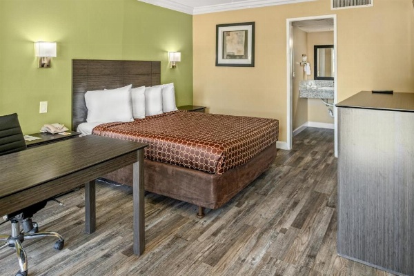 Vagabond Inn Costa Mesa image 15