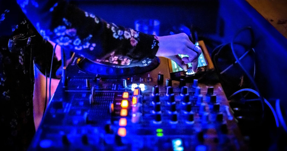 Top Nightlife in Costa Mesa: Best Bars, Clubs & Late-Night Spots